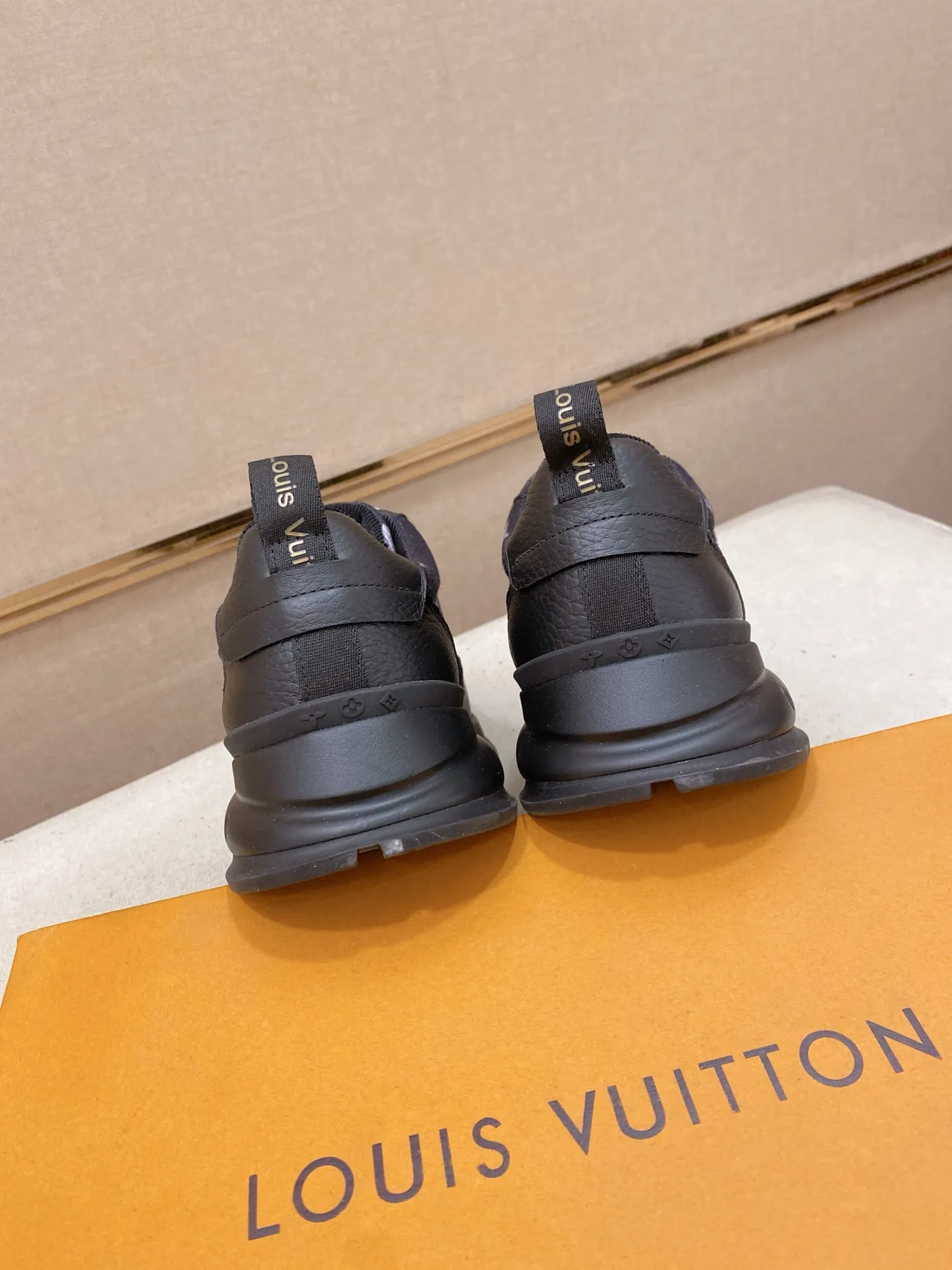 Factory price: 442💰🎉🎉LV~Louis Vuitton trendy men's shoes, new shipments, latest matching, same style as the official website, super high quality, best-selling season [strong][strong][strong] Selected first-layer cowhide, comfortable and breathable mesh lining, original last, comfortable on the feet, wear-resistant rubber outsole, size: 38-44.